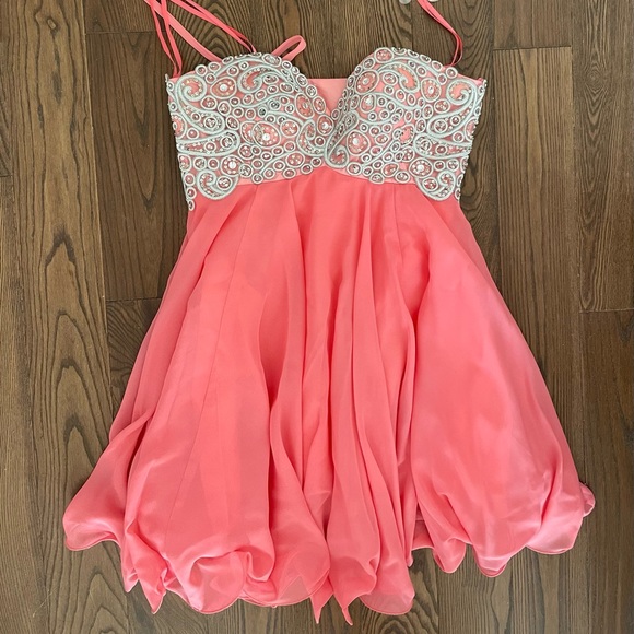 Short formalwear dress with sweetheart neckline, only worn twice. Size 8. - Picture 1 of 3